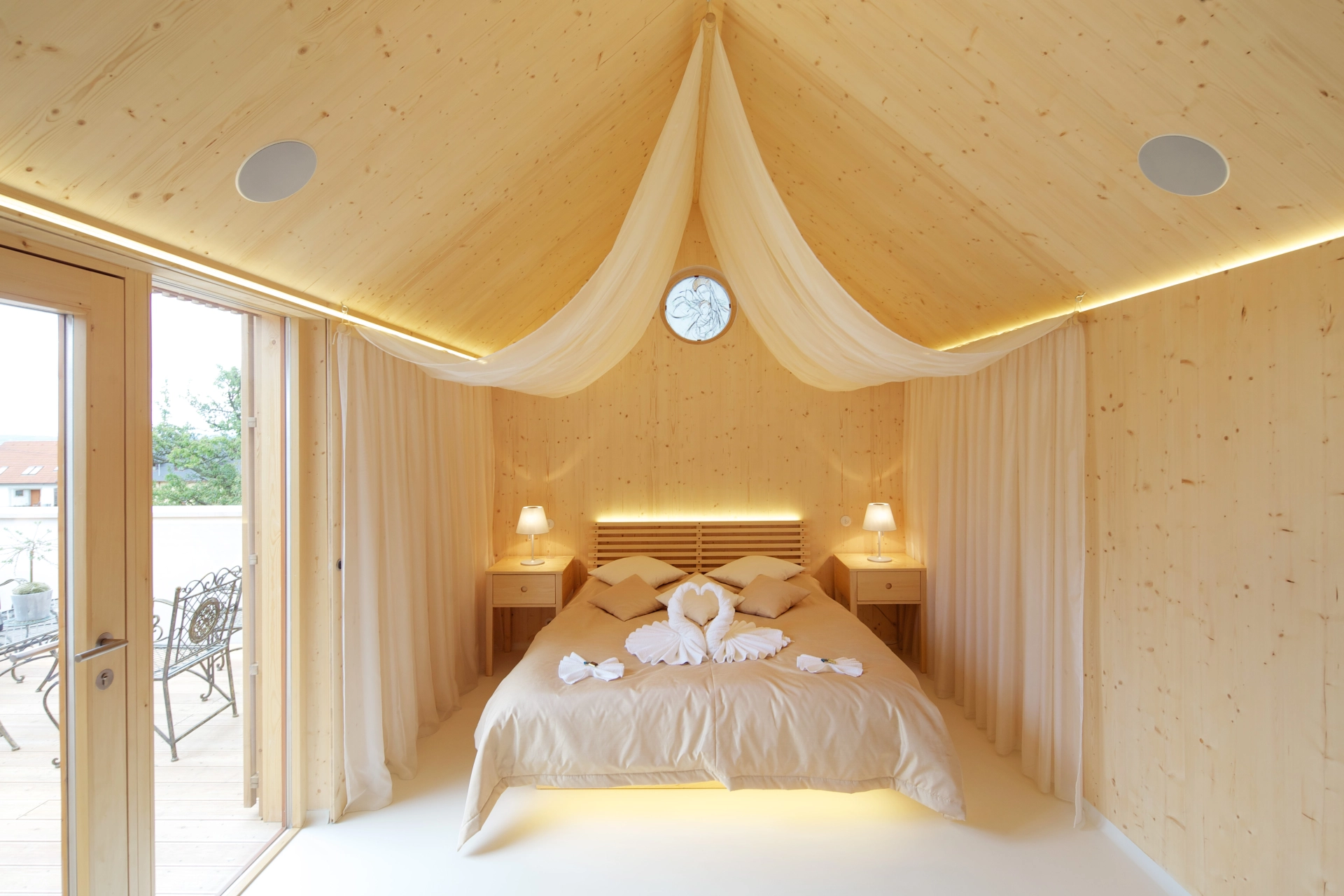 Cafe Fara banner - Madona